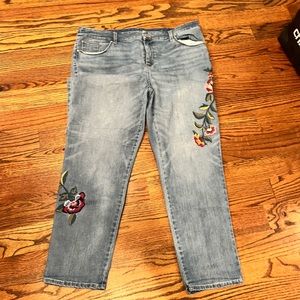 Chicos jeans. Embroidered detail with flowers